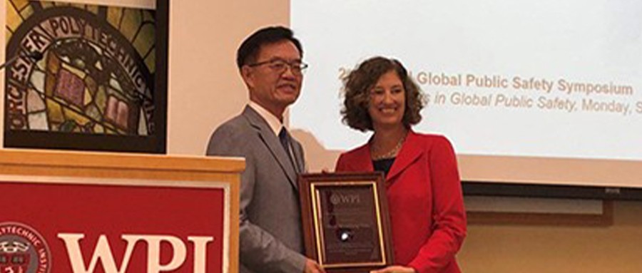 范维澄院士获埃蒙斯奖